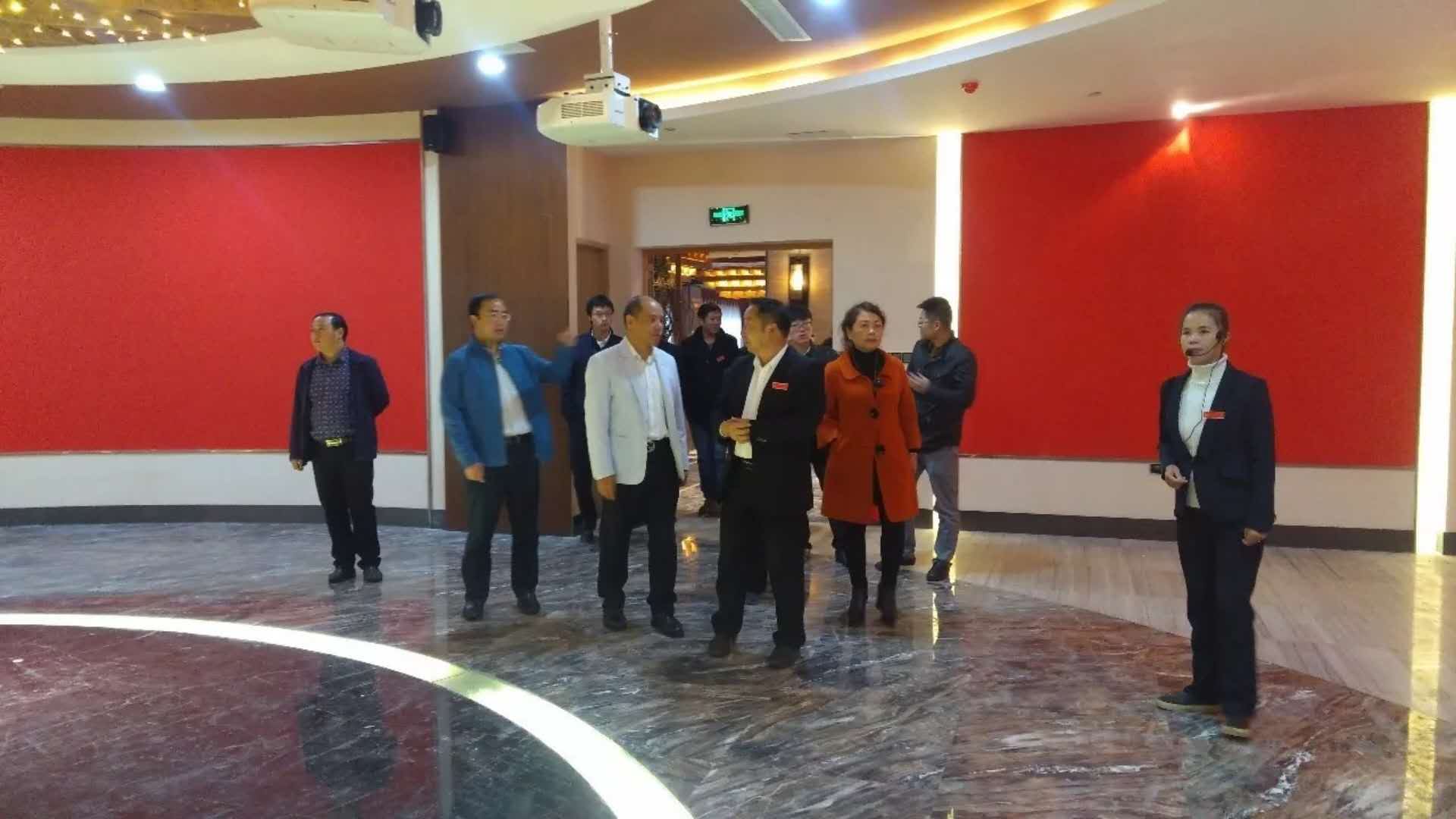 貴州省旅游規(guī)劃設(shè)計(jì)院院長(zhǎng)成凱率專家團(tuán)來萬山評(píng)審星級(jí)村寨客棧