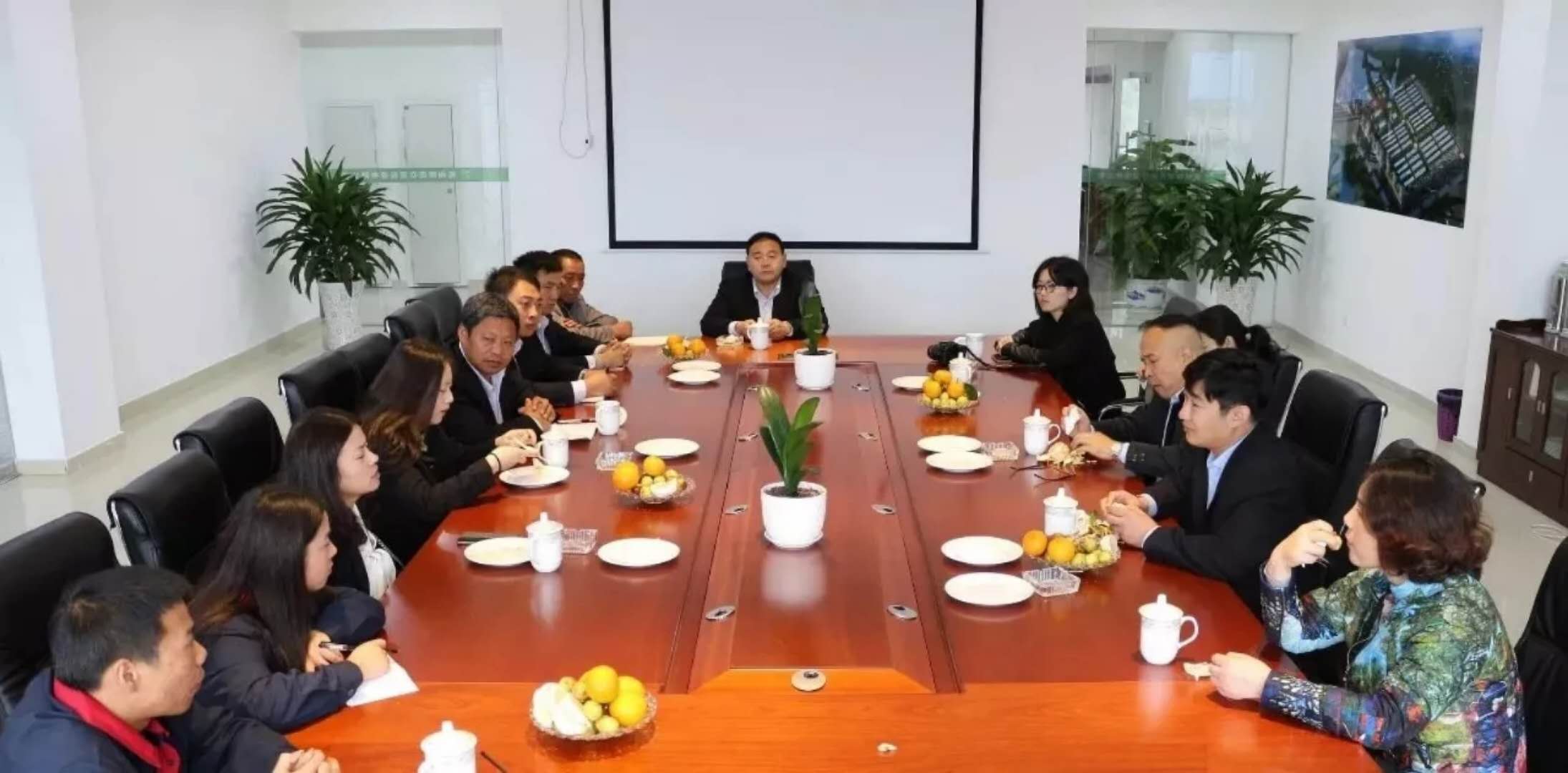 中國中醫(yī)藥報(bào)社社長兼總編輯王淑軍一行來萬考察
