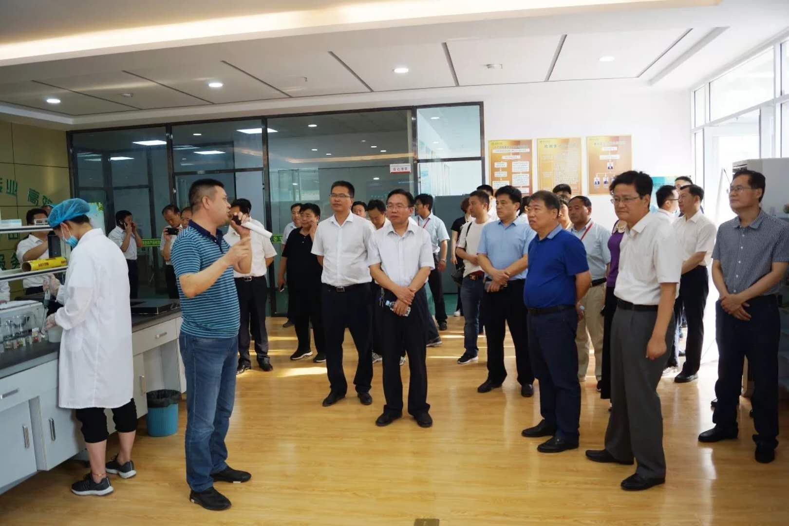 山東省食品安全城市創(chuàng)建先進地市觀摩團蒞臨山東銀田農貿城