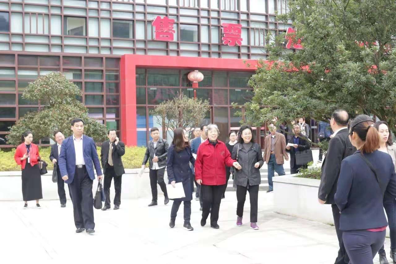 中國關工委常務副主任劉雅芝一行到朱砂古鎮(zhèn)調(diào)研