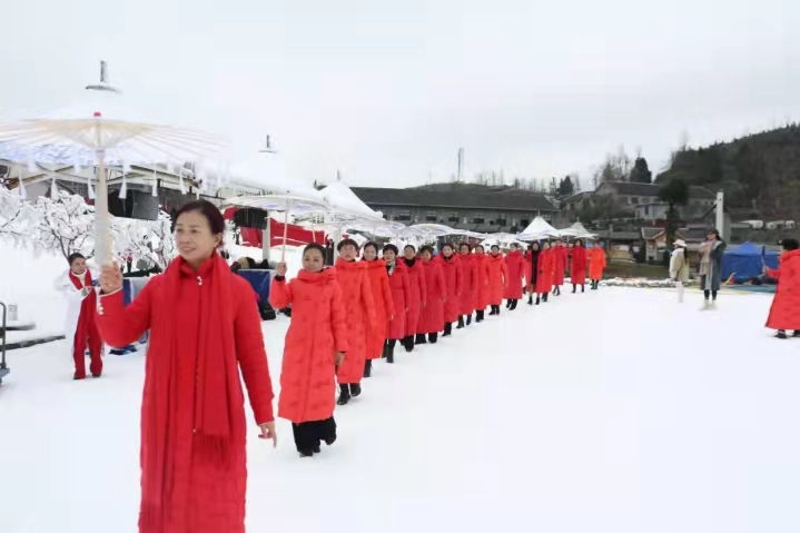 在山的盡頭遇見(jiàn) 體驗(yàn)浪漫冰雪狂歡 ——首屆朱砂古鎮(zhèn)懸崖雪場(chǎng)“冰...